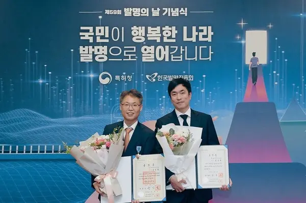 제59회 발명의 날 기념식 포상에서 철탑산업훈장을 수상한 SK하이닉스 D램개발 담당 김종환 부사장(왼쪽)과 국무총리표창을 수상한 D램코어디자인 김웅래 팀장