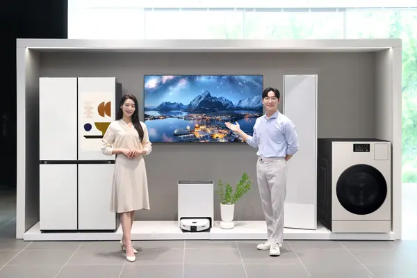 삼성전자 모델이 다양한 품목의 삼성 AI 가전을 소개하고 있다.