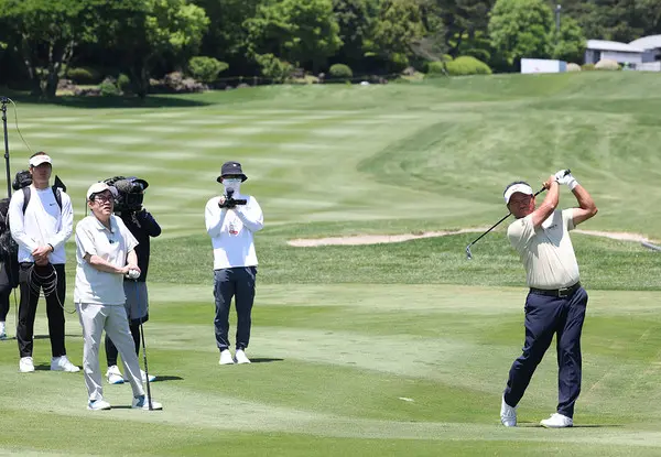 ‘SKT 채리티 오픈’에 참가한 최경주(오른쪽) 프로가 아이언샷을 날리고 있다.