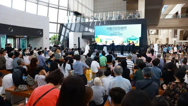 농심 ‘신나는 심포니’가 2023년 7월 29일, 서울 국립중앙박물관에서 오케스트라 공연을 하고 있다.