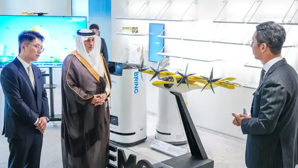 카카오모빌리티 판교 사옥에 방문한 사우디아라비아 데이터인공지능청(SDAIA) 압둘라 알감디 청장 일행이 카카오모빌리티의 미래 모빌리티 기술에 대해 설명을 듣고 있다. 왼쪽부터 류긍선 카카오오빌리티 대표, 압둘라 알감디 SDAIA 청장, 장성욱 카카오모빌리티 미래이동연구소장.