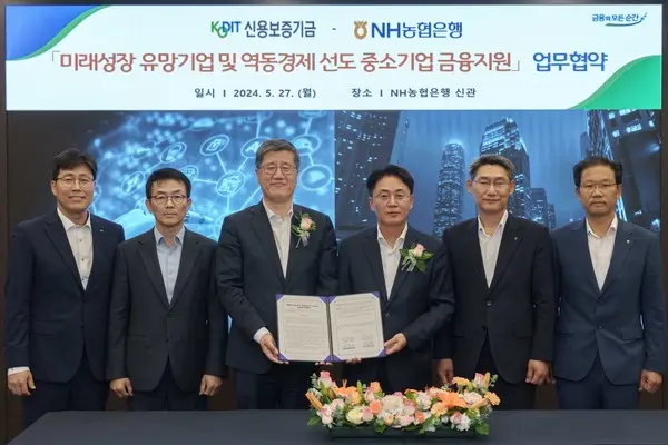 NH농협은행과 신용보증기금은 지난 27일 서울 중구 농협은행 본점에서 미래성장 유망기업 및 역동경제 선도 중소기업 금융지원 업무협약을 체결했다. 왼쪽부터 정현호 신보 신용보증부장, 윤정인 정책자문관, 최원목 신용보증기금 이사장, 이석용 농협은행장, 최영식 농협은행 기업금융부문 부행장, 박재명 농협은행 중소기업고객부장이다. [출처: NH농협은행]