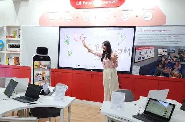 AI 노트북 ‘LG 그램’을 비롯해 교육용 IT 기기, 전자칠판, AI 클로이(CLOi) 로봇 등으로 조성된 LG전자 미래교실 공간.