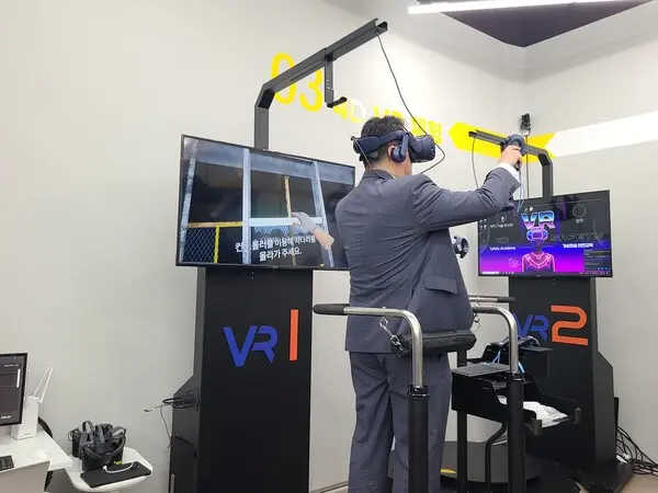 포스코이앤씨 스마트얼라이언스 스마트안전 기술교류회에서 참가자가 VR체험을 하고 있다. (사진제공. 포스코이앤씨)