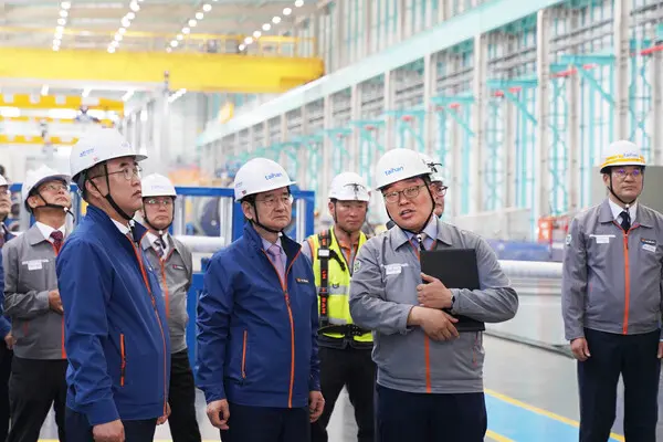 가동식에 참석한 경영진이 해저케이블 1공장 1단계 라인을 살펴보고 있다. 앞쪽 왼쪽부터 송종민 대한전선 부회장, 김선규 호반그룹 회장 (사진제공. 호반그룹)