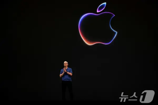 팀 쿡 애플 최고경영자(CEO)가 10일(현지시간) 미국 캘리포니아주(州) 쿠퍼티노 본사 애플파크에서 열린 
