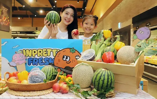 세계백화점 본점 지하 1층 식품관에서 모델들이 언프리티 과일들을 소개하고 있다. (사진제공. 신세계백화점)