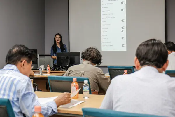 대신증권 금융지원센터가 시니어 고객을 대상으로 스마트폰 거래 교육을 진행하고 있다.