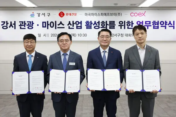 13일 강서구 대회의실에서 진행된 강서 관광마이스 산업 활성화를 위한 업무협약식을 진행했다. (왼쪽부터) 이동기 코엑스 대표이사, 진교훈 서울 강서구청장, 이부용 롯데건설 주택사업본부장, 성무진 마곡마이스피에프브이 대표이사. (사진제공. 롯데건설)