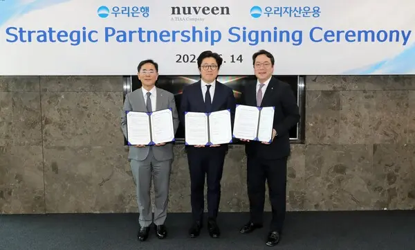 우리은행과 우리자산운용이 지난 14일 서울 중구 우리은행 본점에서 누빈자산운용과 전략적 제휴를 위한 양해각서를 체결했다. 왼쪽부터 우리은행 기업투자금융부문 기동호 부문장, 누빈 장재호 한국대표, 우리자산운용 최승재 대표다. [출처: 우리은행]