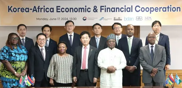 은행연합회는 17일 서울 중구 은행회관에서 양국 은행산업 발전을 위해 나이지리아, 보츠와나, 모리셔스 3개국 은행협회와 양해각서(MOU)를 체결했다.윗줄 왼쪽부터 이인균 은행연합회 본부장, 류형진 우리은행 부행장, 서승현 신한은행 부행장, 이태훈 은행연합회 전무, 황효구 하나은행 글로벌그룹장, 강남채 국민은행 부행장이다. 아랫줄 왼쪽부터 아데부콜라 올라비시 오레누가(Adebukola Olabisi Orenuga) 나이지리아 은행협회 회장, 조용병 은행연합회장, 맥신 미셸 흘라바(Maxine Michelle Hlaba) 남아프리카 개발공동체 은행협회 본부장, 김주현 금융위원장, 우마루 크와이랑가(Umaru Kwairanga) 나이지리아 은행협회 본부장, 라지니시 오빌럭(Rajnish Aubeeluck) 모리셔스 은행협회장, 오아빌레 마부사(Oabile Mabusa) 보츠와나 은행협회장이다. [출처: 은행연합회]