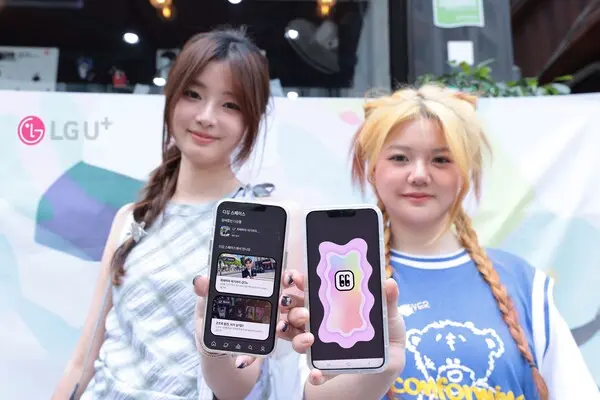 한국을 방문한 외국인 케이팝 팬들이 디거스를 소개하는 모습.