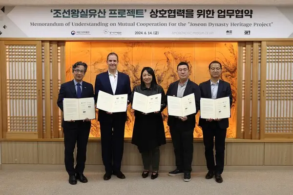 (왼쪽부터) 정용재 국립고궁박물관장, 크리스토프 하인리히 덴버미술관장, 임수아 클리블랜드미술관 학예연구관, 전승창 아모레퍼시픽미술관장, 강명호 경기도자박물관장 (사진제공. 아모레퍼시픽)