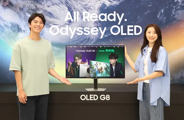 삼성전자 모델이 오디세이 OLED G8을 소개하고 있다.