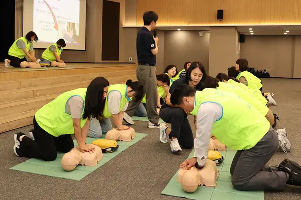 하나금융그룹은 지난 20일 그룹 명동 사옥에서 임직원을 대상으로 ‘생명을 살리는 기적, 심폐소생술’ 교육을 했다. [출처: 하나금융그룹]