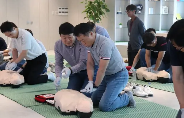 롯데이노베이트 고두영 대표가 심폐소생술 교육에서 실습하고 있는 모습
