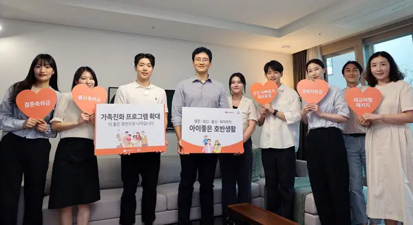 호반그룹이 결혼·임신·출산·육아 등 생애주기에 맞춰 다양한 복지 혜택 지원한다. 왼쪽 4번째 김대헌 기획총괄사장 (사진제공. 호반그룹)