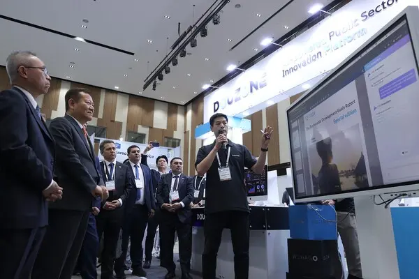 인천 송도컨벤시아에서 열린 2024 유엔공공행정포럼 개회식에서 이상민 행정안전부 장관을 비롯한 각국 행정 수반들이 더존비즈온의 부스를 방문해 AI 기반 공공 업무 혁신 플랫폼에 대한 설명을 듣고 있다.