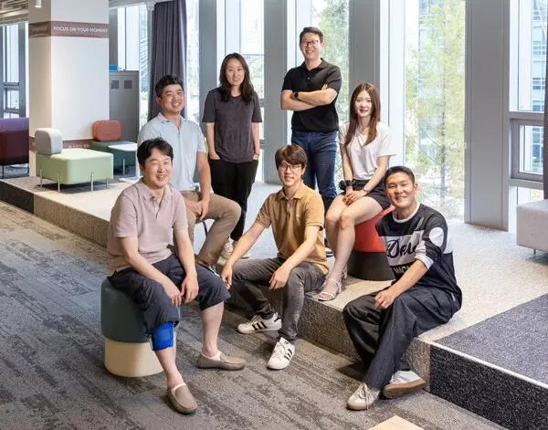 주저자 나민수 SK텔레콤 6G개발팀장(사진 왼쪽에서 두번째)을 비롯해 이번 논문 집필에 참여한 SK텔레콤 구성원들의 모습