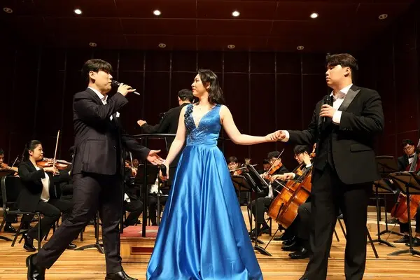 신한은행은 지난 25일 서울 마포구 마포아트센터에서 신한음악상 수상자 6인과 하트하트오케스트라가 함께하는 ‘위드콘서트, 기억의 울림’을 개최했다. 왼쪽부터 테너 김성현, 소프라노 정다연, 바리톤 이다환이다. [출처: 신한은행]