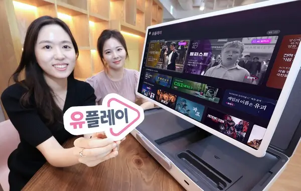 LG유플러스 직원들이 해외 콘텐츠 라인업을 대폭 강화한 IPTV 구독 상품 ‘유플레이(Uplay)’를 소개하고 있는 모습.