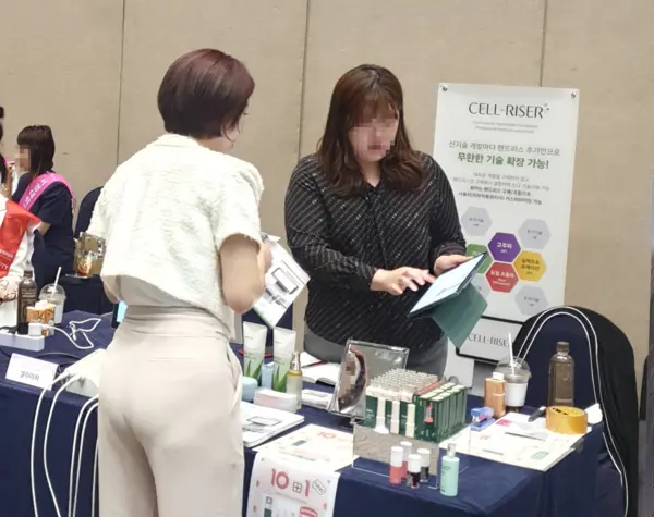  * 이지템 관계자가 ‘국제바디아트콘테스트 in JEJU 왕중왕전’에서 에스테틱샵 전용 멀티 피부미용 기기 ‘셀라이저’ 등을 소개하는 모습./ 제공: 이지템