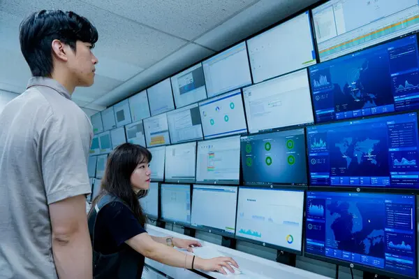  동작종합통신센터에서 직원들이 