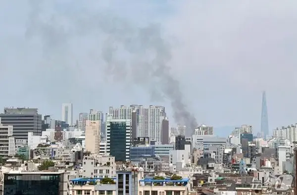20일 서울 강남구 역삼동 아이파크 아파트에서 화재가 발생해 검은 연기가 피어오르고 있다. 강남구는 이날 오후 안전 안내 문자를 통해 "역삼동 713-12 화재 및 연기가 발생했다＂며 ＂인근 주민은 안전사고에 유의해달라＂고 당부했다. (독자 제공) 2024.6.20/뉴스1
