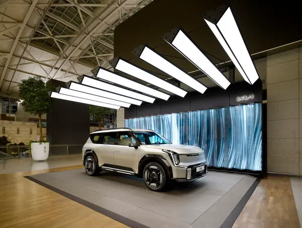 기아는 전 세계로 향하는 관문인 인천국제공항 제1여객터미널 3층 출국장 H 인근에 위치한 전시부스를 체험형 콘텐츠로 새 단장하고 운영에 나섰다.