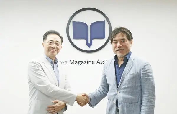  * 이재진 인터넷신문윤리위원장(좌)와 백종운 한국잡지협회장.