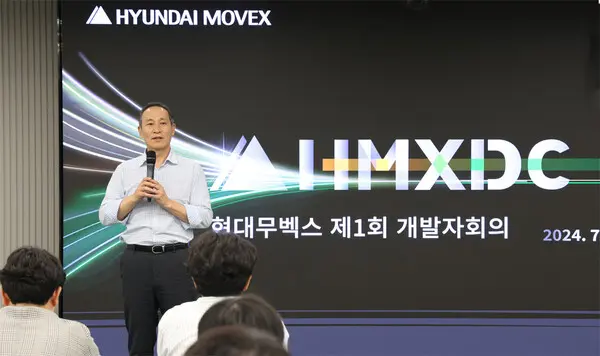 도익한 현대무벡스 대표이사가 미래 물류 기술의 방향성을 설명하고 있다.