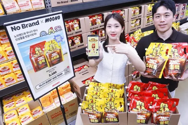 LG유플러스 직원과 노브랜드 직원이 무너크루x노브랜드 컬래버레이션 커피 2종을 소개하고 있는 모습.