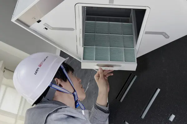 케어 전문가가 제품을 관리하는 모습.