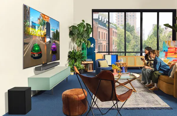 모델이 LG 스마트 TV로 게임을 즐기는 모습