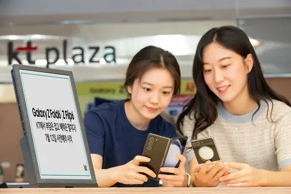 고객이 서울시 마포구에 위치한 KT 매장에서 사전예약을 기다리는 모습