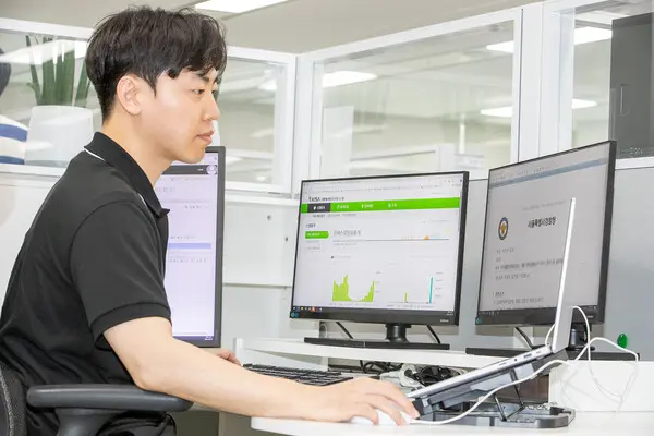 KT 직원이 보이스피싱 범죄 의심 회선을 즉시 차단하는 ‘긴급망차단서비스’를 시연하고 있다.