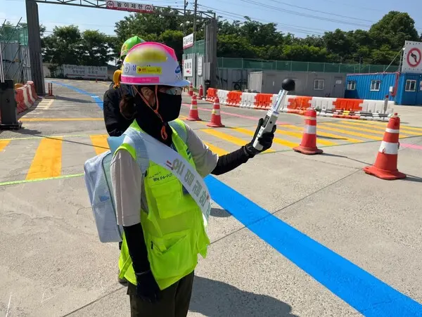 삼성물산 현장에서 온·습도를 직접 측정하고 있다. (사진제공. 삼성물산)