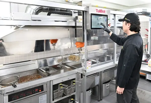 bhc 치킨, ‘튀봇’ 매장 도입 확대