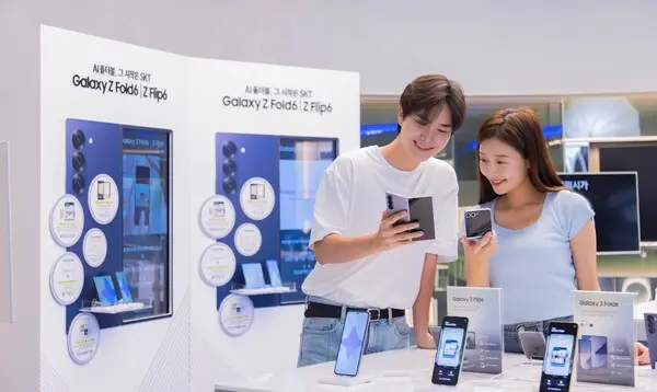 SKT는 19일부터 삼성전자의 최신 스마트폰 ‘갤럭시 Z 폴드6 · Z플립6’의 사전 개통을 시작했다.