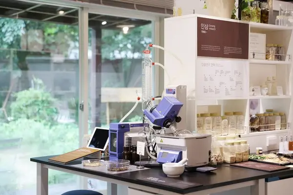 아모레퍼시픽이 화장품 연구 여정을 담은 