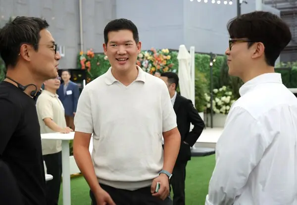 허윤홍 GS건설 대표(사진 가운데)가 19일 진행된 ‘오픈이노베이션 데이’ 행사에서 스타트업 대표들과 환담하고 있다. (사진제공. GS건설)