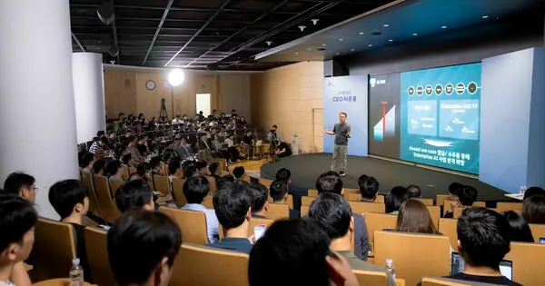 SK텔레콤 유영상 CEO가 25일 오전 을지로 SKT본사 T타워에서 타운홀 미팅을 열고 AI 사업 전략과 본원적 경쟁력 강화(OI) 방안을 구성원들에게 공유했다.