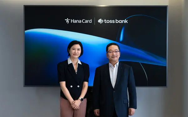이은미 토스뱅크 대표와 이호성 하나카드 대표가 25일 서울 강남구 토스뱅크 본사에서 열린 토스뱅크와 하나카드의 PLCC 출시 업무협약식에 참석했다. [출처: 토스뱅크]