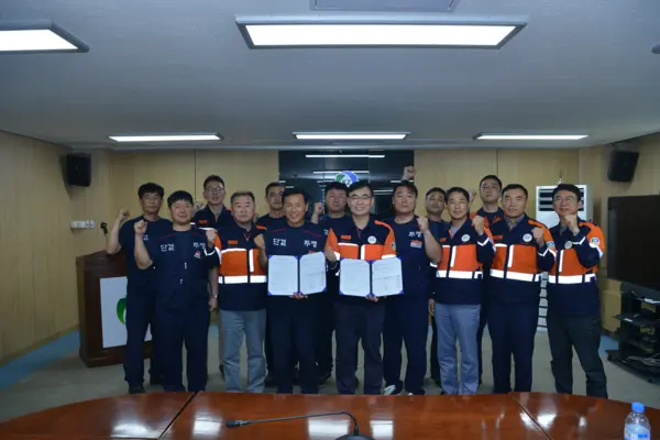 정태웅(앞줄 오른쪽에서 다섯 번째) 고려아연 제련사업 부문 사장과 문병국(오른쪽에서 여섯 번째) 고려아연 노조위원장이 30일 2024년 임금교섭을 최종 타결한 뒤 기념 촬영을 하고 있다.