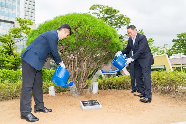29일 서래공원에서 조현상 부회장(오른쪽)과 전성수 서초구청장이 공원 입양을 기념한 기념식수를 하고 있다. (사진제공. HS효성) 