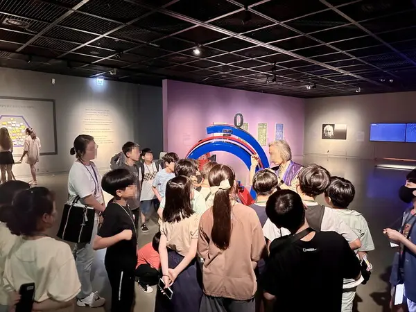  * 광주시립미술관 2024 여름 특별전 ‘우주의 언어-수 x 한국미술명작’을 관람하고 있는 학생들 모습. /제공: 광주시립미술관
