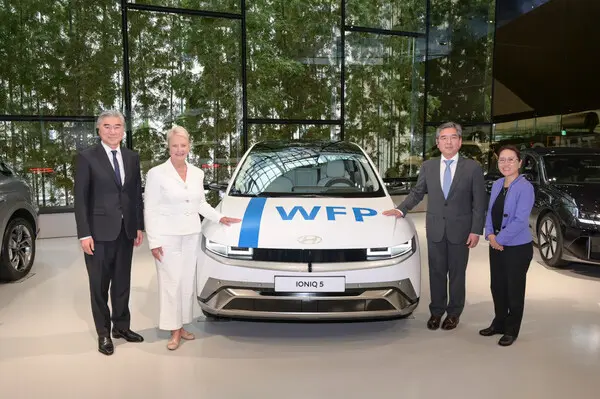 현대자동차가 유엔세계식량계획과 모빌리티 부문 파트너십을 체결했다. (사진 오른쪽부터) 박경란 WFP 비상대응국장, 장재훈 현대차 사장, 신디 매케인 WFP 사무총장, 성 김 현대차 고문이 WFP 로고로 랩핑한 아이오닉 5 옆에서 기념사진을 찍고 있다. (사진제공. 현대자동차)
