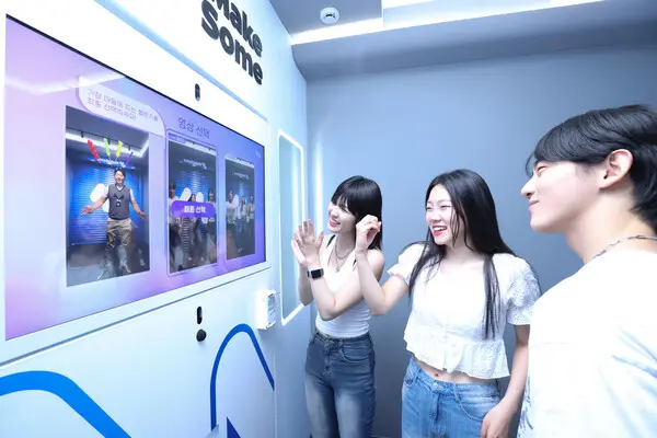 LG유플러스 모델이 맥썸 스튜디오에서 챌린지 영상을 촬영하는 모습.