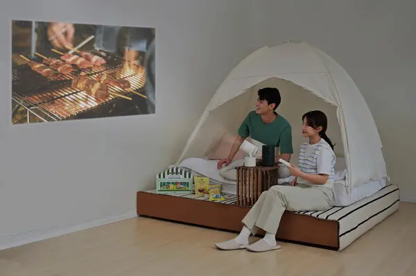 삼성전자 모델이 더 프리스타일로 영상을 시청하며 