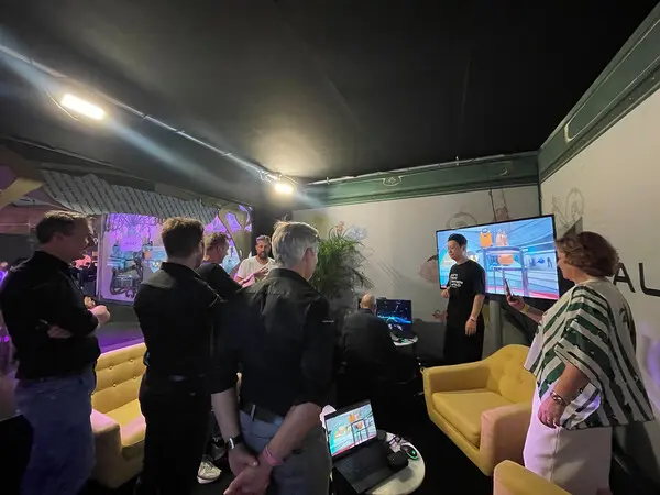 ‘투모로우랜드 벨기에’에서 칼리버스 김동규 대표가(오른쪽에서 두번째) 특별 파트너 부스를 찾은 방문객들에게 칼리버스를 소개하고 있다.